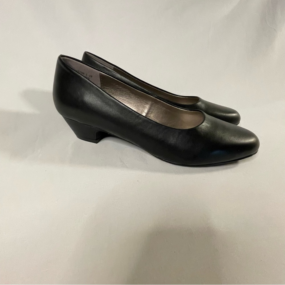 NWOT Array Black Leather Pumps Women’s Size 8